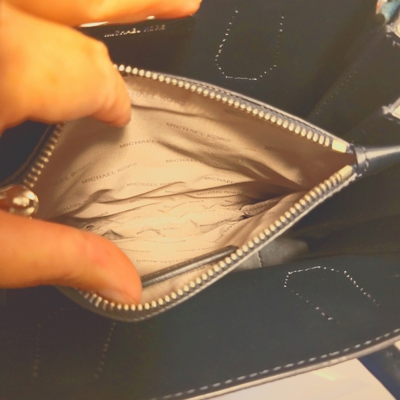 Michael Kors Small Leather crossbody bag - Picture 7 of 8